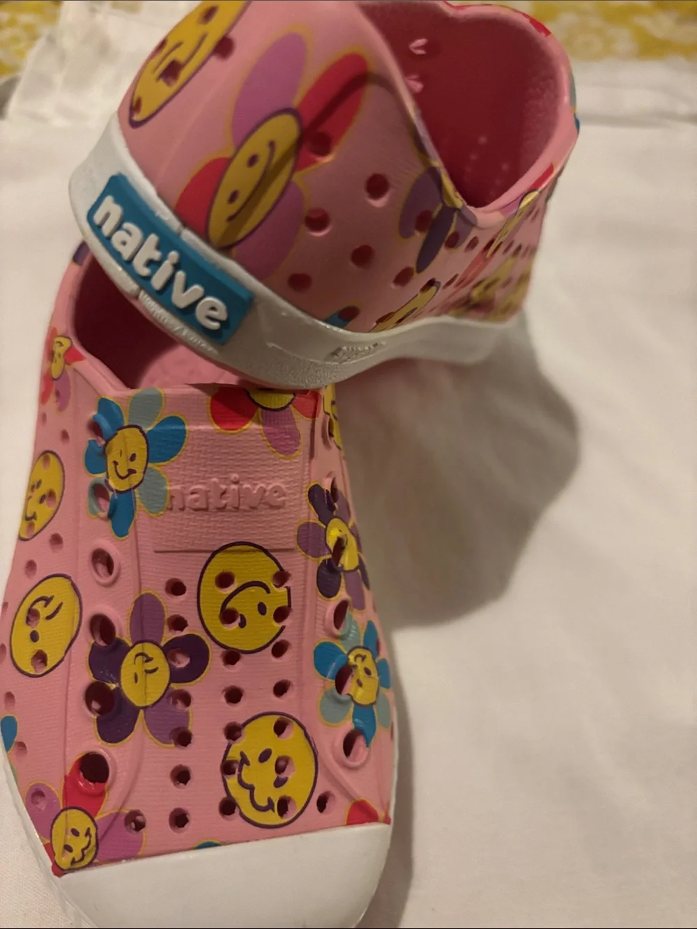 NWT Native Kids Pink Floral Smiley Water Shoes
